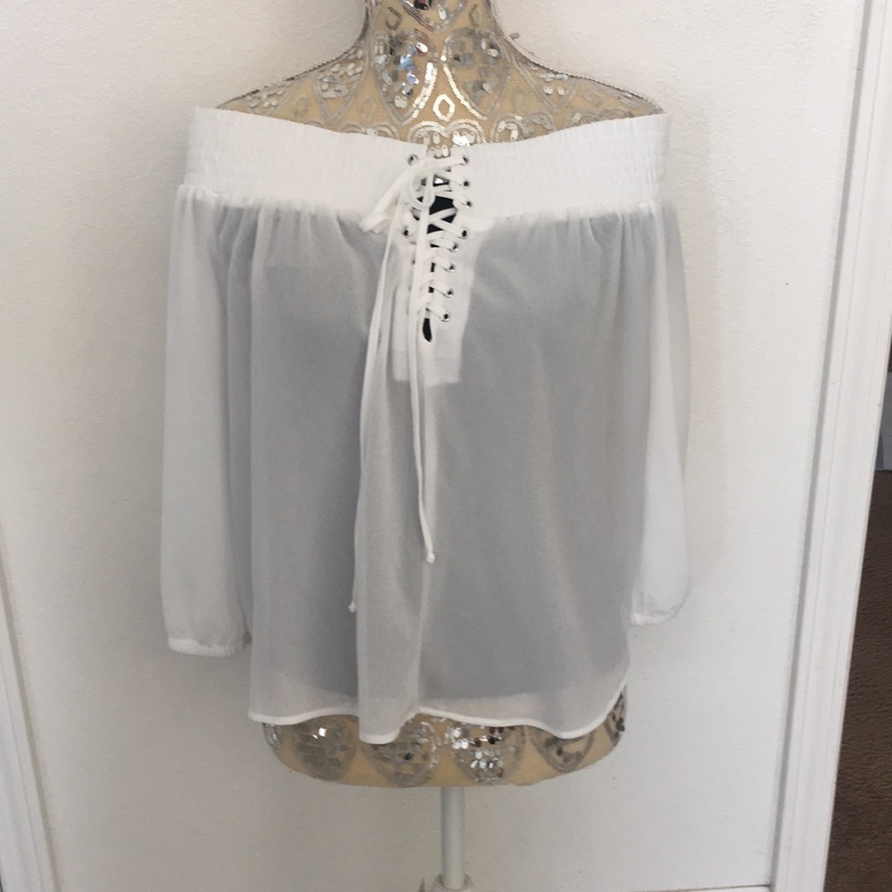 Off the shoulder white top 😍